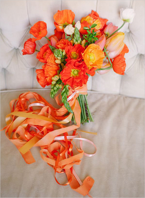 Màu cam được ưa chuộng trong trang trí đám cưới mùa thu nên hoa cưới dịp thu đông cũng mang nhiều sắc cam ấm áp.