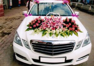 Xe hoa cưới được trang trí ấn tượng