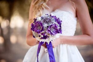 Một bó hoa cưới vừa phải sẽ tôn nét đẹp của cô dâu