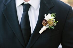 Hoa cài áo thường đeo trước ngực và trên phần tim của mỗi người