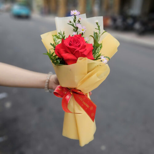 Tại shop hoa tươi Nguyễn Hữu Thọ quận 7, khách hàng có thể tìm thấy nhiều loại hoa từ hoa hồng, hoa lan, đến hoa cúc, hoa ly, và nhiều loại hoa nhập khẩu.